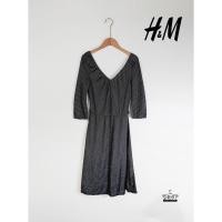 ราคา (พร้อมจัดส่ง) เดรสกระโปรงสั้น คอกลมแขนยาว แหวกหลัง A-Line Dress H&M ลายทาง สีดำประกายเงิน สภาพ85% (43608465338)