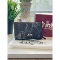 ราคา กระเป๋าสตางค์JACOBใบกลาง สีดำ หนังวัวแท้ลายงู (27952016057)