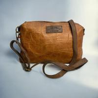 ราคา Vera Pelle Italian Leather Brown Crossbody Bag in Condition~BEAUTIFUL!! (27716424391)