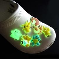 ราคา สไตล์ใหม่ Luminous Pikachu Hole รองเท้าหัวเข็มขัด Pokémon รองเท้าหัวเข็มขัดน่ารักการ์ตูน pvc ยางนุ่มรองเท้าดอกไม้ที่ไม่ซ้ํากันเรืองแสงรองเท้าหัวเข็มขัดรูอุปกรณ์เสริม (23178851791)