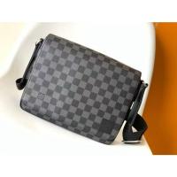 ราคา LOUIS VUITTON District กระเป๋าสะพายข้างผู้ชาย ผ้าเคลือบแคนวาสและหนังวัว M42710 577 (26583398394)