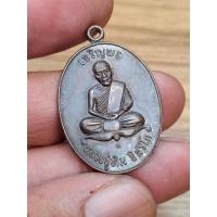 ราคา เหรียญเจริญพรบน หลวงปู่ทิม วัดละหารไร่ ปี2555 เนื้อทองแดงรมดำ (29131348097)