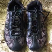 ราคา มีตำหนิรองเท้าผ้าไนลอน สีน้ำตาลลายc ผสมหนังแท้สีดำ แบรนด์coach แท้ มือ2 (7011880630)