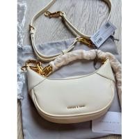 ราคา ส่งต่อ Charles & Keith Shalia Chain-Handle Moon bag สีครีม (29384283520)