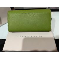 ราคา Charles&keith กระเป๋าสตางค์ใบยาวสีเขียว (22750263982)