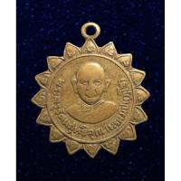 ราคา เหรียญพระครูรัตนสุทธิคุณ (หลวงพ่อพรหม พรหมปหฏโฐ) วัดสนามสุทธาวาส (เขาหลักไก่) จ.ราชบุรี ปี 2512 (21403925482)