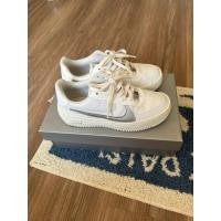 ราคา Nike Air Force 1 PLT.AF.ORM สี Metalic Silver (Women's) (44309437318)