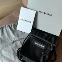 ราคา BALENCIAGA EXPLORER POUCH (NYLON) (25314910607)