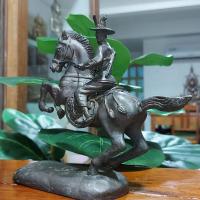 ราคา สมเด็จพระเจ้าตากสินมหาราช ทรงม้าศึก หรือสมเด็จพระเจ้ากรุงธนบุรี เนื้อทองเหลือง (23557868079)