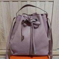 ราคา กระเป๋าหนังแท้ ทรงจีบสีชมพูกะปิ มีสายยาว หนังสวย ไซส์ 10 นิ้ว ขาย 290 บาทค่ะ (57601875525)