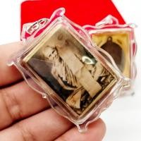 ราคา หลวงพ่อเดิม วัดหนองโพ รูปถ่ายเลี่ยมกรอบกันน้ำ ด้านหลังบรรจุเหรียญรุ่นแรกเนื้อทองแดง และผงยันต์ตรีนิสิงเหที่หลวงพ่อปลุกเส (15168875033)