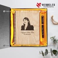ราคา Tri ชุดสมุดโน๊ตไม้ + ปากกาลายเซ็น Herracles Pens008 - ชื่อแกะสลัก โลโก้ คําอวยพรตามคําขอ - ของขวัญรับปริญญาครู (25991964176)