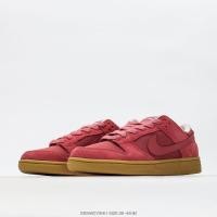 ราคา 2025 Nike SB Dunk Low Red Gum Nike SB Dunk Low ที่มีพื้นรองเท้าสีแดงเต็มรูปแบบ (56152161092)