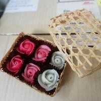 ราคา อาลัว​ดอกกุหลาบ ในตะกร้าน่ารักน่ากินไปอีก (3515560529)