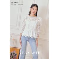 ราคา 69284A la carteเสื้อลูกไม้คอตตอนปักฉลุแขน 3 ส่วน คอปาดเก็บทรงเข้ารูปที่ลำตัว รูดระบายเอว แขนกระบอก ยกหัวไหล่ ชายเสื... (19178002936)