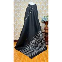 ราคา ซิ่น ผ้าไหมมัดหมี่ 3ตะกอ ขนาด 1x2เมตร ลายเชิงล่าง พื้นสีดำ รหัส R2Q-KN-1115686 (25897735877)