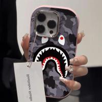 ราคา กรอบโลหะลายพรางฉลามกันกระแทก BAPE เคสโทรศัพท์สําหรับ IPhone 16 15 11 13 14 12 Pro 7 8 Plus XS Max X XR ปกอ่อน (53950260346)