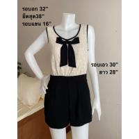 ราคา จัมพ์สูทขาสั้น มือสอง แบรนด์ Forever 21 สุดคิ้วท์ ผ้าลูกไม้ คอเสื้อและแขนกุดตัดขอบสีดำ ดีเทลผูกโบว์ด้านหน้า (41023916011)
