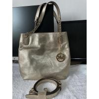 ราคา Michael Kors กระเป๋าMK ทรงถือหรือสะพายได้ มาพร้อมสายยาว สีทอง อะไหล่มีเฟดลงบ้าง สภาพพร้อมใช้งาน แบรนด์เนมแท้มือสอง (13075318909)