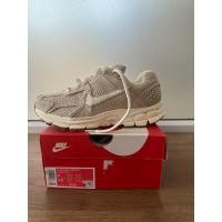 ราคา NIKE ZOOM VOMERO 5 LIGHT OREWOOD/BROWN (มือ 1) (44403614641)