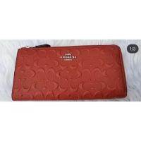 ราคา Coach ซิปรอบตัว L อะไหล่เงินและทอง แล้วแต่สี ของแท้100% ค่า มาสีละ2 ใบ ค่ะ หนังนูนลายC signature ค่ะ (5333989098)