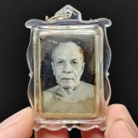 ราคา Dหลวงพ่อสด วัดปากน้ำภาษีเจริญ รูปถ่ายเลี่ยมกรอบกันน้ำ ด้านหลังบรรจุพระของขวัญสมเด็จวัดปากน้ำ จีวรหลวงปู่ และผงพระของขวัญ (27430909933)