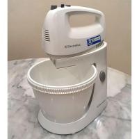 ราคา electrolux. เครื่องตีแป้ง ผสมอาหาร แยกเครื่ิงจากแท่นได้ มือสอง สภาพใหม่ใช้น้อย (24953804111)