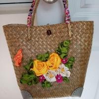 ราคา "พร้อมส่ง" #กระเป๋าสาน ปักริบบิ้น ขนาด9นิ้ว มีซับในติดซิป (5914974910)