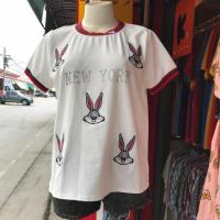 ราคา เสื้อคอกลม แขนสั้น ผ้ายืดนุ่มๆเด้งๆ สีขาวปักกระต่าย กุ๊นขอบคอ-แขนแดง (6803639941)