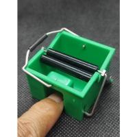 ราคา ถังซักไม้ถูพื้นจิ๋ว ของจิ๋ว โมเดลจิ๋ว ตกแต่งบ้านตุ๊กตา เลื่อนบีบน้ำได้ (13088802913)