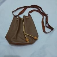 ราคา กระเป๋าหนังpuแบบบาง ทรงขนมจีบ new (23580444920)