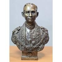 ราคา รูปหล่อในหลวงรัชกาลที่9 แบบครึ่งองค์พิมพ์ลอย ทรงชุดครุยเต็มยศ (1249615230)