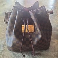 ราคา กระเป๋าทรงขนมจีบ ถือได้ คล้องไหล่ได้ ลายตารางสีน้ำตาล มือ2 (23452402339)