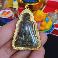 ราคา หลวงปู่กาหลงเขี้ยวแก้ว ถือเศียรปู่สิงห์สมิงพราย เลี่ยมกรอบทองกันน้ำ ขนาดห้อยบูชาผ่านพิธีพุทธาภิเษกแล้วจากวัดเขาแหลม (9851557331)