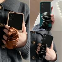 ราคา Ins Simple Luxury เกาหลีสีทึบเคสโทรศัพท์ผ้าพันคอผ้าไหมสายรัดข้อมือสําหรับ Motorola Razr 60 50 40 Ultra Samsung Galaxy Z Flip 7 6 5 4 3 5G Hard ฝาหลัง (41662861930)