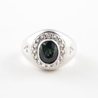 ราคา SALE! แหวนชายพลอยเขียวส่อง ทรงไข่หน้าเจียร ล้อมพลอยขาว ตัวเรือนเงินแท้ ชุบทองคำขาว (5134048660)