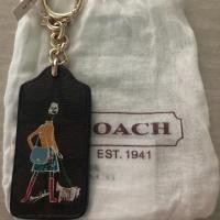 ราคา Coach พวงกุญแจ สีน้ำตาลเข้ม ของแท้ 100% (5218156556)