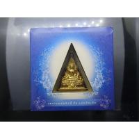 ราคา พระพุทธชินราช รุ่น เพราะแผ่นดินนี้ คือ แผ่นดินเกิด เนื้อผงปัดทอง หลัง ตราพระปรมาภิไธยย่อ ภ.ป.ร.เนื้อเงิน ปี 2551 (43756636282)