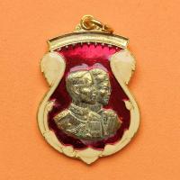 ราคา เหรียญในหลวง รัชกาลที่ 9 คู่พระราชินี ที่ระลึกเสด็จในงานทรงตัดลูกนิมิต วัดศรีจันทร์ประดิษฐ 2522 เนื้อกะไหล่ทองลงยา สูง 3 (17880222418)