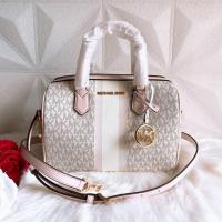 ราคา MK แท้ ✔️ กระเป๋าทรงหมอน 9.5" | Michael Kors Bedford Small Duffle Satchel (5767180563)