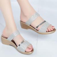 ราคา รองเท้าแตะรองเท้าแตะ รูปแบบใหม่รองเท้าแตะฤดูร้อนแม่] แฟชั่นของแท้หนังนิ่มรองเท้าผู้หญิง[1.2,000คนส้นลิ่มเก็บสบายทุกการแข่งขัน2025นุ่มหนา-พื้นรองเท้า (26183899546)