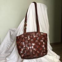 ราคา กระเป๋าTOTEวินเทจ Vintage bag หนังสานลายสลับ ทรงTOTEสะพายไหล่ มีซิป (9802670487)