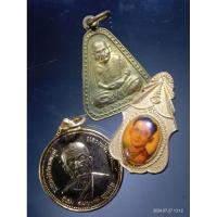 ราคา Antig Plus 1107 เหรียญจอบใหญ่ปั๊ม หลวงพ่อเงิน ปี 29 + เข็มกลัด ร. 9 + เหรียญหลวงพ่อสด รุ่นอุดมสมบูรณ์พูนสุข ปี 27 (22264764270)