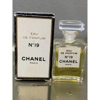 ราคา Chanel No.19 eau de parfum 4 ml vintage miniature . (21165873163)