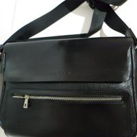 ราคา กระเป๋าโน็ตบุ๊คBallyบาลลี่ย์มาพร้อมสายสะพายข้างมือสองหนังแท้สีดำสำหรับผู้ชายผูหญิง (7697845631)