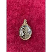 ราคา เข็มกลัดที่ระลึกงาน 5 ธันวามหาราช ครั้งที่ 26 ปี 2545 เข็มกลัดในหลวง ร.9 (12923741770)