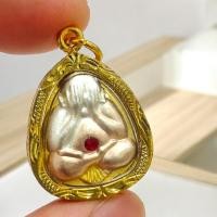 ราคา จี้ & Charm พระปิดตาจิ๋ว หลวงพ่อคูณ ปริสุทโธ วัดบ้านไร่ เนื้อทอง 3K เลี่ยมกรอบไมครอน (lekshop) (27362119265)