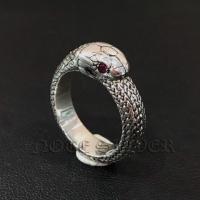 ราคา แหวนเงินแท้ งูกินหาง ดวงตาฝังพลอย (รุ่นเล็ก 5mm) Sterling Silver 925 NSRG2708 (14929899498)
