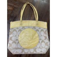 ราคา Coach laura signature tote สีเหลือง มือ2 แท้ (21459911231)