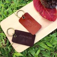 ราคา พวงกุญแจหนังแท้สี่เหลี่ยม สลักชื่อฟรี ห้อยจี้ฟรี ออกแบบเพิ่มเองได้ (134460996)